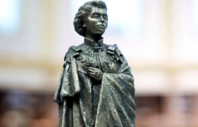 Statue monumentale d'Elizabeth II dévoilée par le British Museum et la BBC