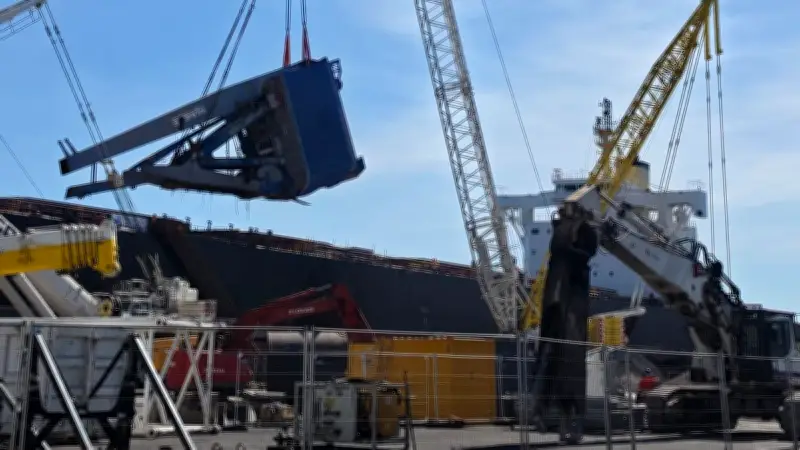 Sète : la grue de 600 tonnes tombée sur un cargo lors de la tempête Nils enfin dégagée