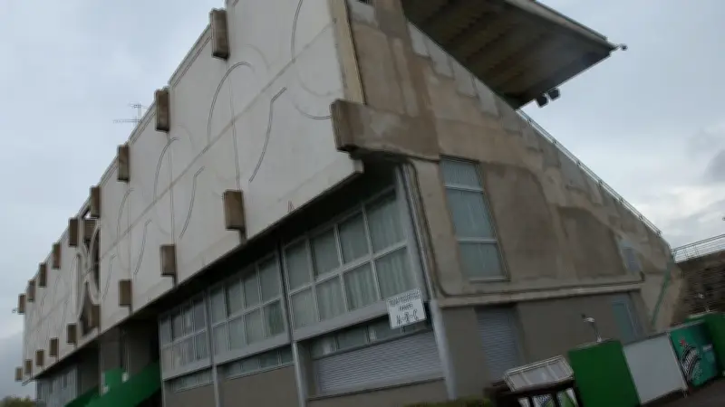 Sète : la tribune présidentielle du stade Louis-Michel transformée en œuvre d'art par le K-Live