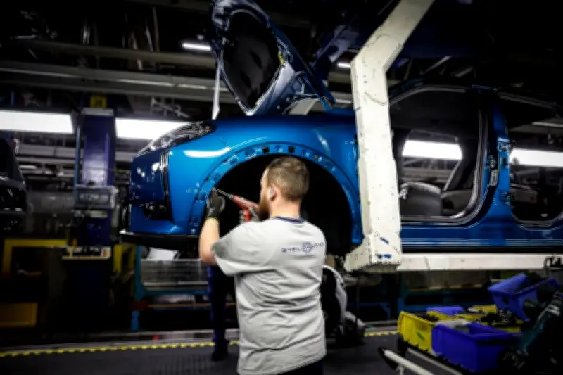 Stellantis arrête la production automobile à Poissy après 2028 : reconversion et tensions sociales