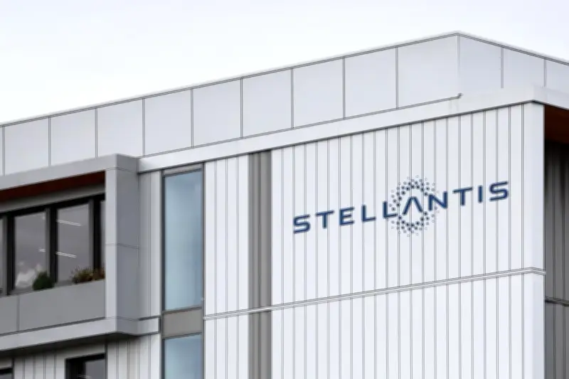 Stellantis rappelle 700 000 véhicules hybrides pour risque d'incendie, 200 000 en France