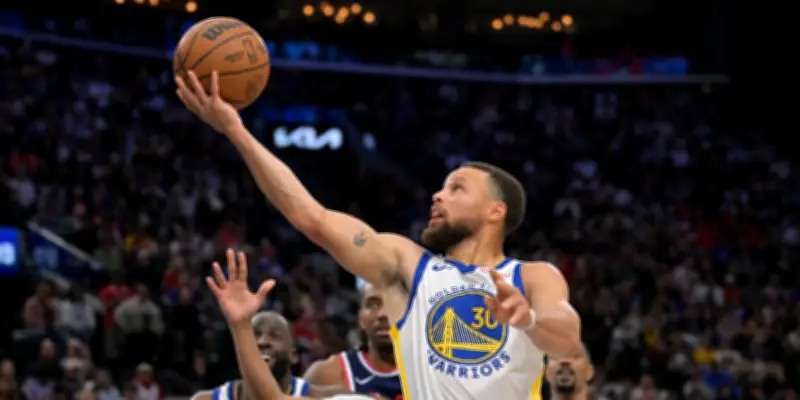 Stephen Curry maintient les Warriors en lice pour les playoffs NBA