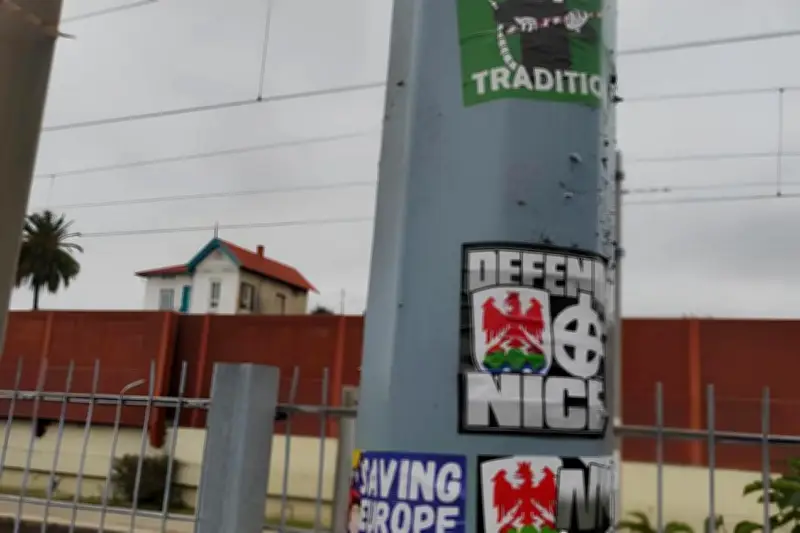 Stickers néonazis : la gare du Cros à Cagnes-sur-Mer ciblée par l'extrême droite