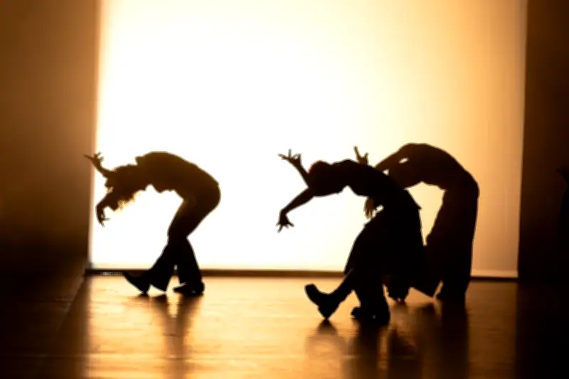 Stuck de Mounia Nassangar : une pose qui s'impose dans l'art contemporain