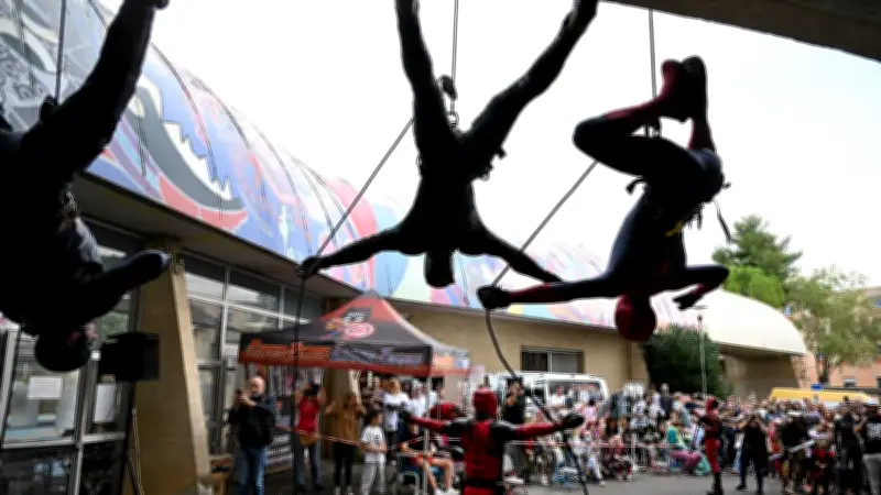 Super-héros au CHU de Montpellier : sourires et jouets pour enfants malades