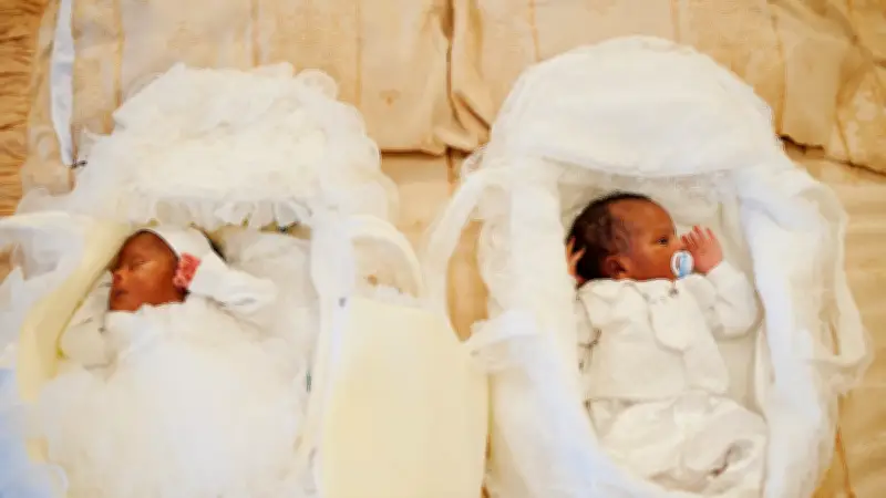 Sœurs jumelles accouchent simultanément : Léo et Léonie naissent à 14 minutes d'intervalle