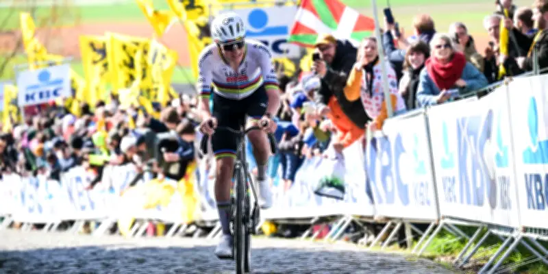 Tadej Pogačar triomphe sur le Tour des Flandres pour la troisième fois, un douzième monument