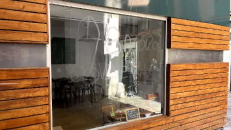 Tags racistes à Millau : « Nique les Arabes, vive le RN » sur un restaurant
