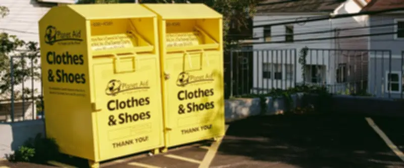 États-Unis : une sans-abri meurt étouffée dans un conteneur à vêtements