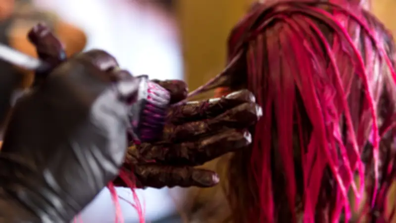 Teintures capillaires : l'Anses alerte sur les risques graves de brûlures et d'allergies sévères