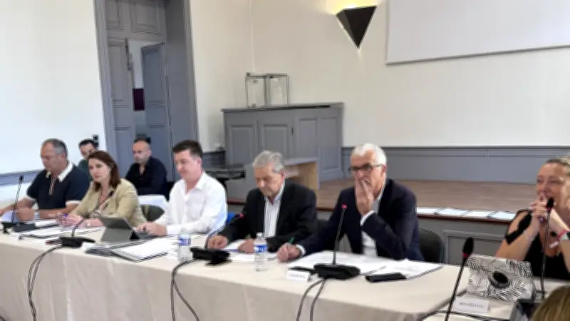 Tensions et départ de l'opposition après le vote du budget 2026 à Uzès