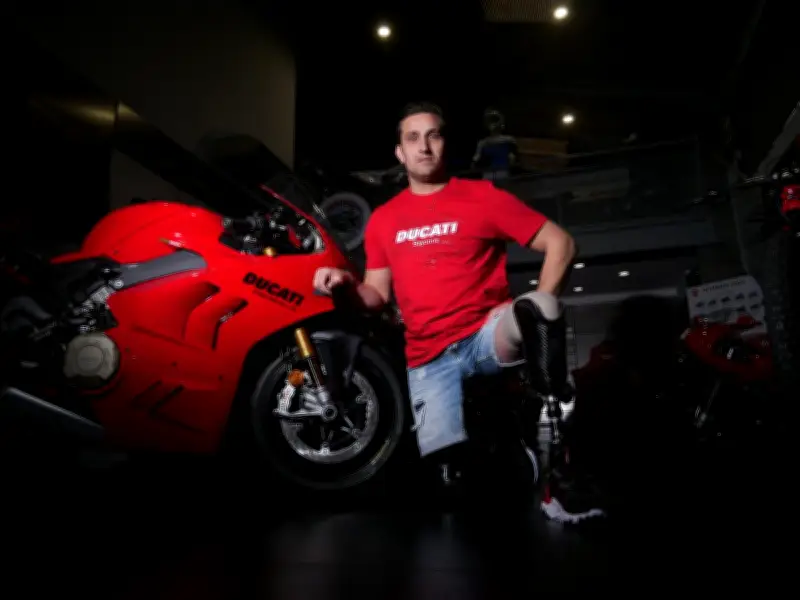 Thibaut Foray, militaire amputé, défie le destin sur la piste de handimoto