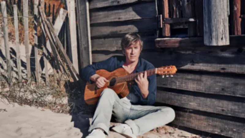 Thomas Dutronc rend un hommage émouvant à Sylvain Luc à Jazz à Sète