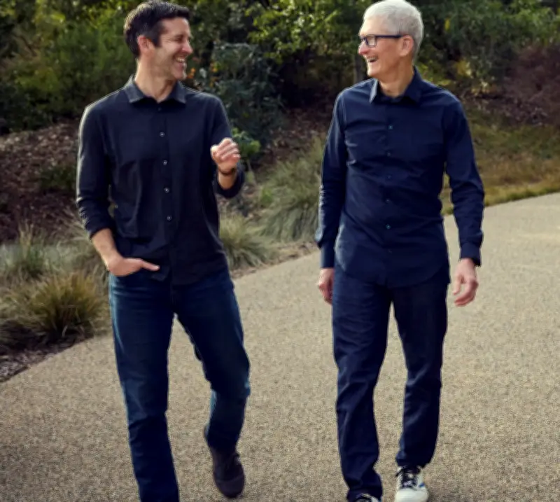 Tim Cook quitte Apple : John Ternus, l'ingénieur discret, prend les commandes