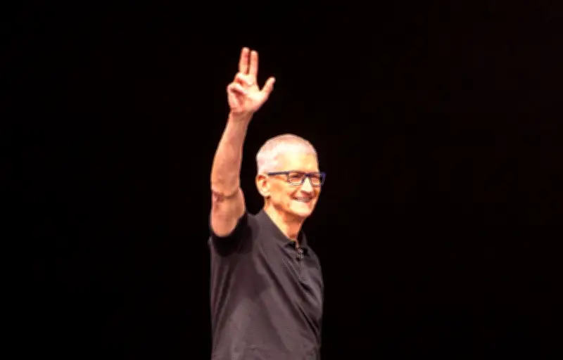 Tim Cook quitte la direction d'Apple plus tôt que prévu, John Ternus prend la relève