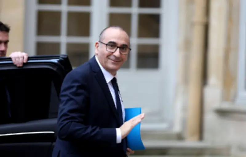 Titres de séjour : le ministre de l'Intérieur lance un plan massif contre les délais