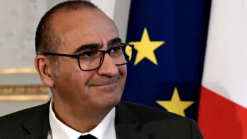 Titres de séjour : le plan massif de Nuñez pour désengorger les préfectures