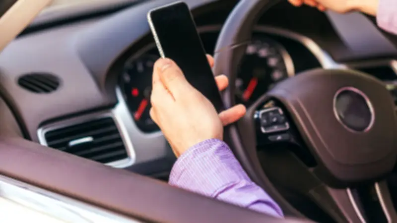 Téléphone au volant : suspension de permis immédiate dans 4 départements dès mai 2026