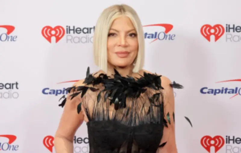 Tori Spelling et ses enfants indemnes après un grave accident de voiture en Californie
