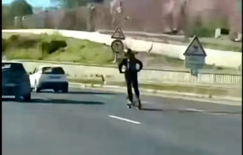 Toulouse : un homme filmé à 100 km/h en trottinette électrique sur la rocade