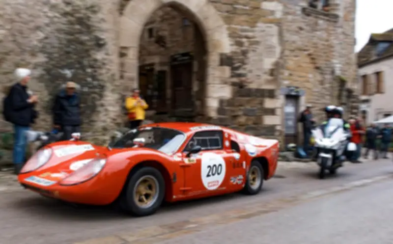 Tour Auto 2026 : Les bolides historiques s'élancent pour une 35e édition mythique