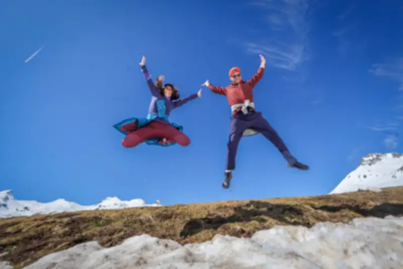 Tourisme hivernal au col du Portalet : une journée ensoleillée malgré la neige persistante