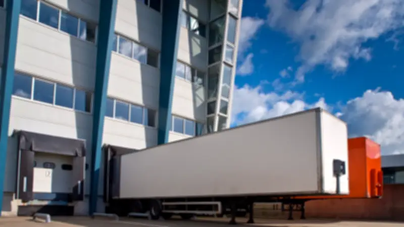 Tragédie en Isère : un jeune salarié écrasé par une remorque sur un parking logistique