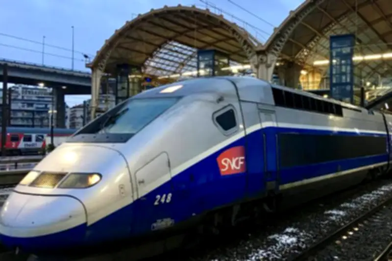 Train vs voiture : la comparaison des coûts sur Nice-Paris révèle une surprise