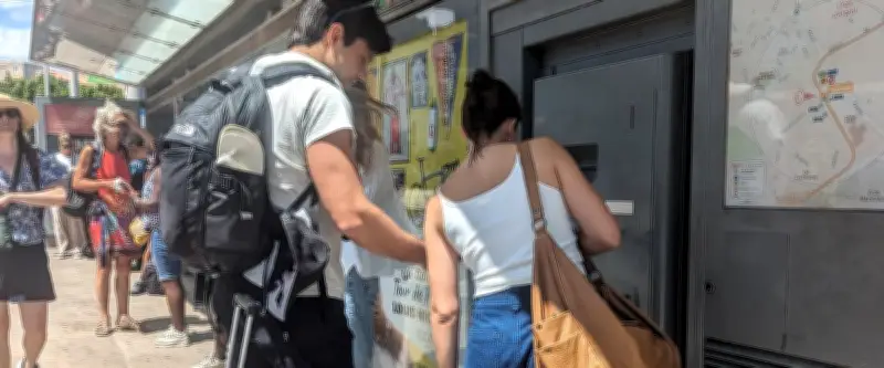 Tramway à Montpellier : les touristes perdus face aux bornes et aux tickets