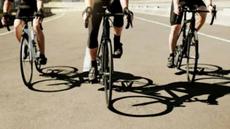 Traversée de la France sans GPS : 1 142 km en ligne droite à vélo par trois athlètes