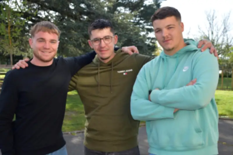 Trois étudiants en BTS animent un atelier cécifoot pour sensibiliser au handisport