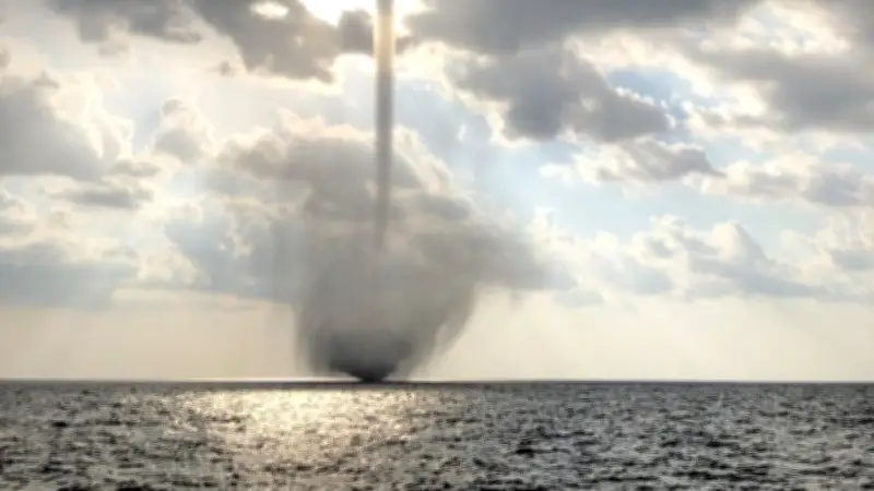 Trombe marine en Espagne : images impressionnantes du tourbillon de débris