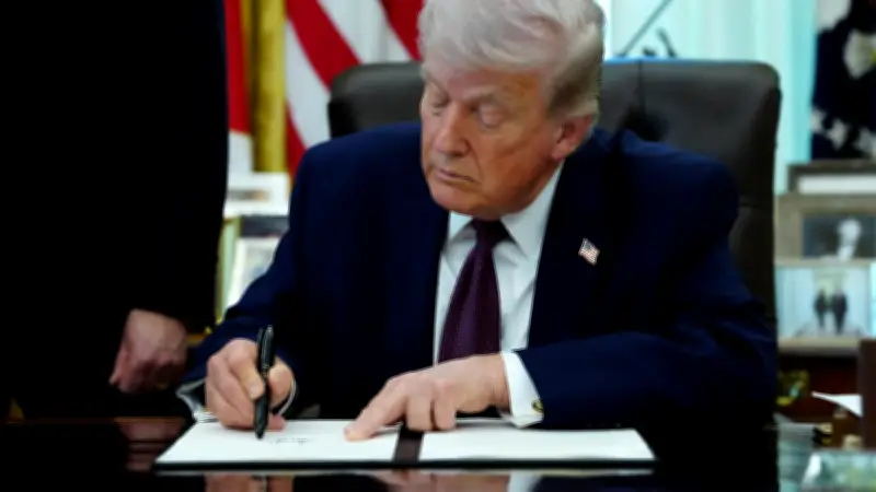 Trump annonce le retrait américain d'Iran sous 2-3 semaines et critique la France