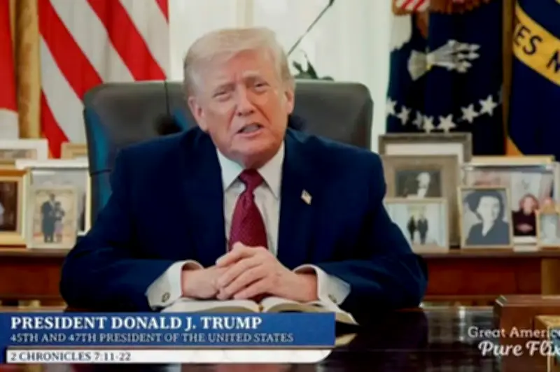 Trump lit la Bible à la Maison-Blanche : entre foi et politique