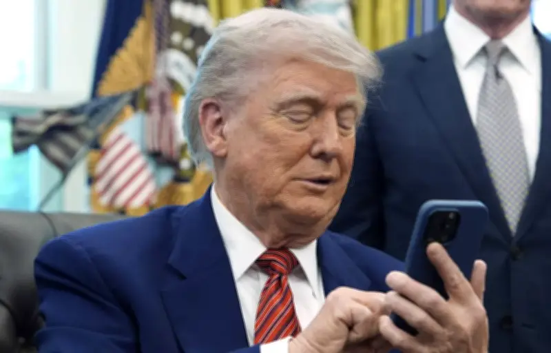 Trump répond à une journaliste française sur son portable personnel pendant une réunion sur l'Iran