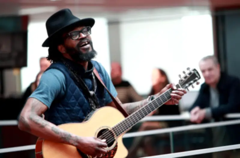 Tété annonce une tournée solidaire 2026 avec un décor de dons pour mères isolées
