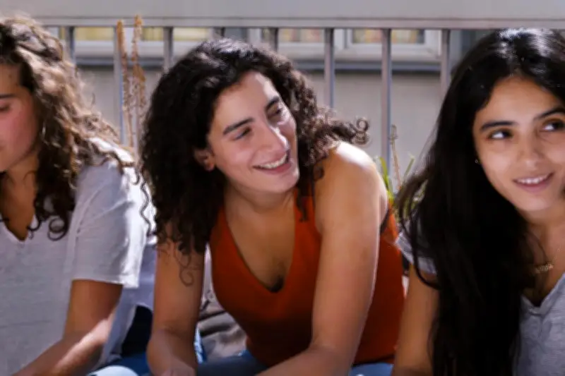 « Tu mérites un amour » : Hafsia Herzi signe un premier film vibrant sur la liberté amoureuse