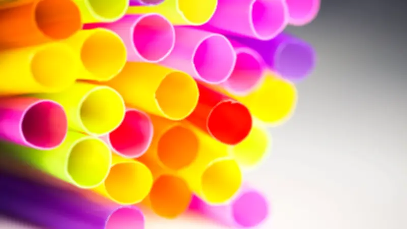 Étudiant français autorisé à quitter Singapour pour un stage après avoir léché une paille