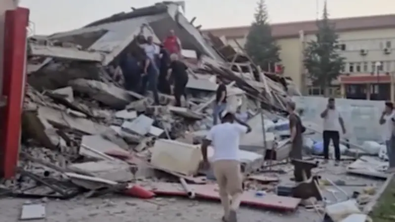 Turquie : séisme de magnitude 6,1, deux personnes coincées sous les décombres