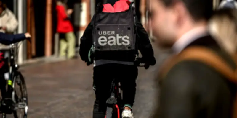 Uber Eats et Deliveroo accusés de traite d'êtres humains