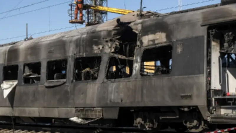 Ukraine : train de voyageurs touché par une frappe russe, au moins 30 blessés