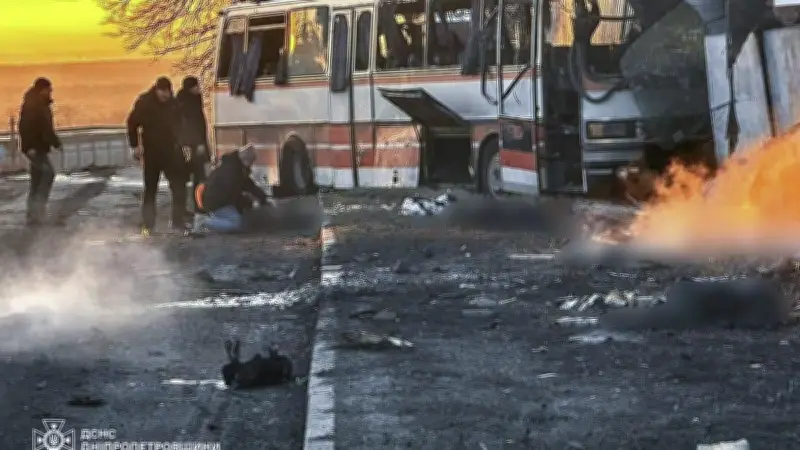 Ukraine : un bus frappé par un drone russe, 15 morts