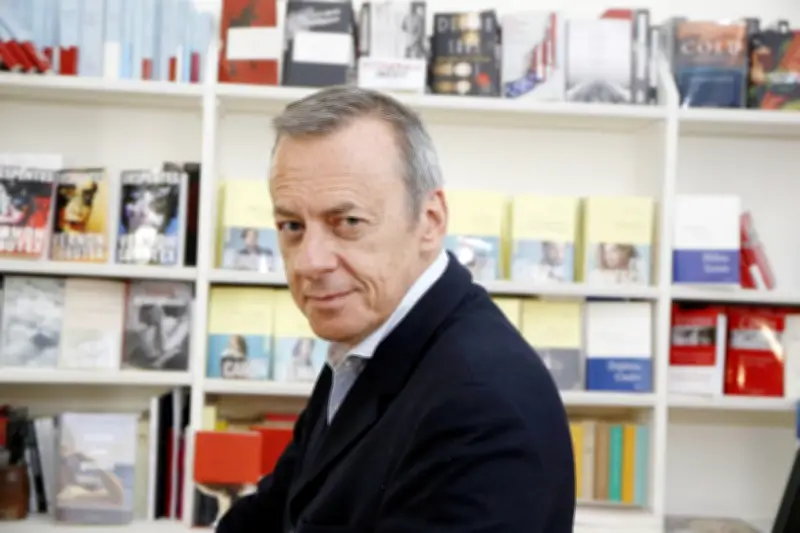 Un auteur exprime sa gratitude envers Olivier Nora pour sa confiance dans son premier roman