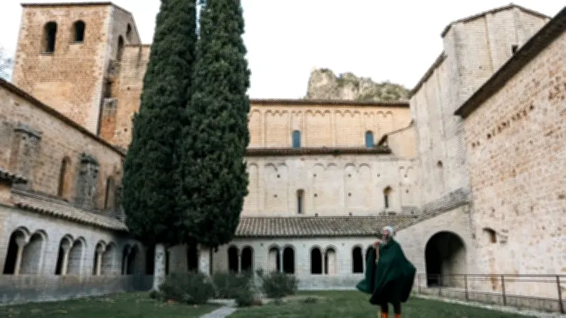 Un aventurier traverse le Languedoc comme au XIIIe siècle sur le chemin de Saint-Guilhem