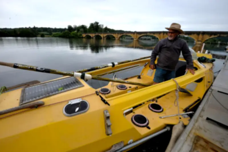 Un bateau jaune ayant traversé l'Atlantique à la rame mouille en Dordogne