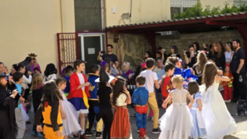 Un carnaval intergénérationnel illumine l'école Saint-Pierre avant les vacances de Pâques