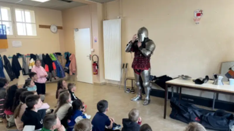 Un chevalier médiéval fait sensation à l'école de La Garde en Lozère