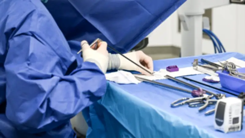 Un chirurgien abandonne un patient sous anesthésie pour un rapport sexuel