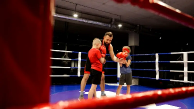 Un coach de MMA frappe des enfants de 10 ans : la vidéo choque