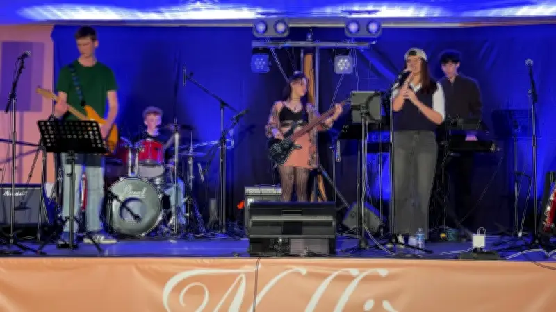 Un concert rock électrisant de l'école de musique remporte un franc succès à Neffiès